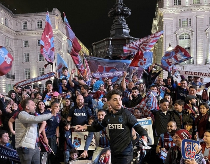 Trabzonspor'un taraftarları Londra'yı Bordo Maviye boyadı.